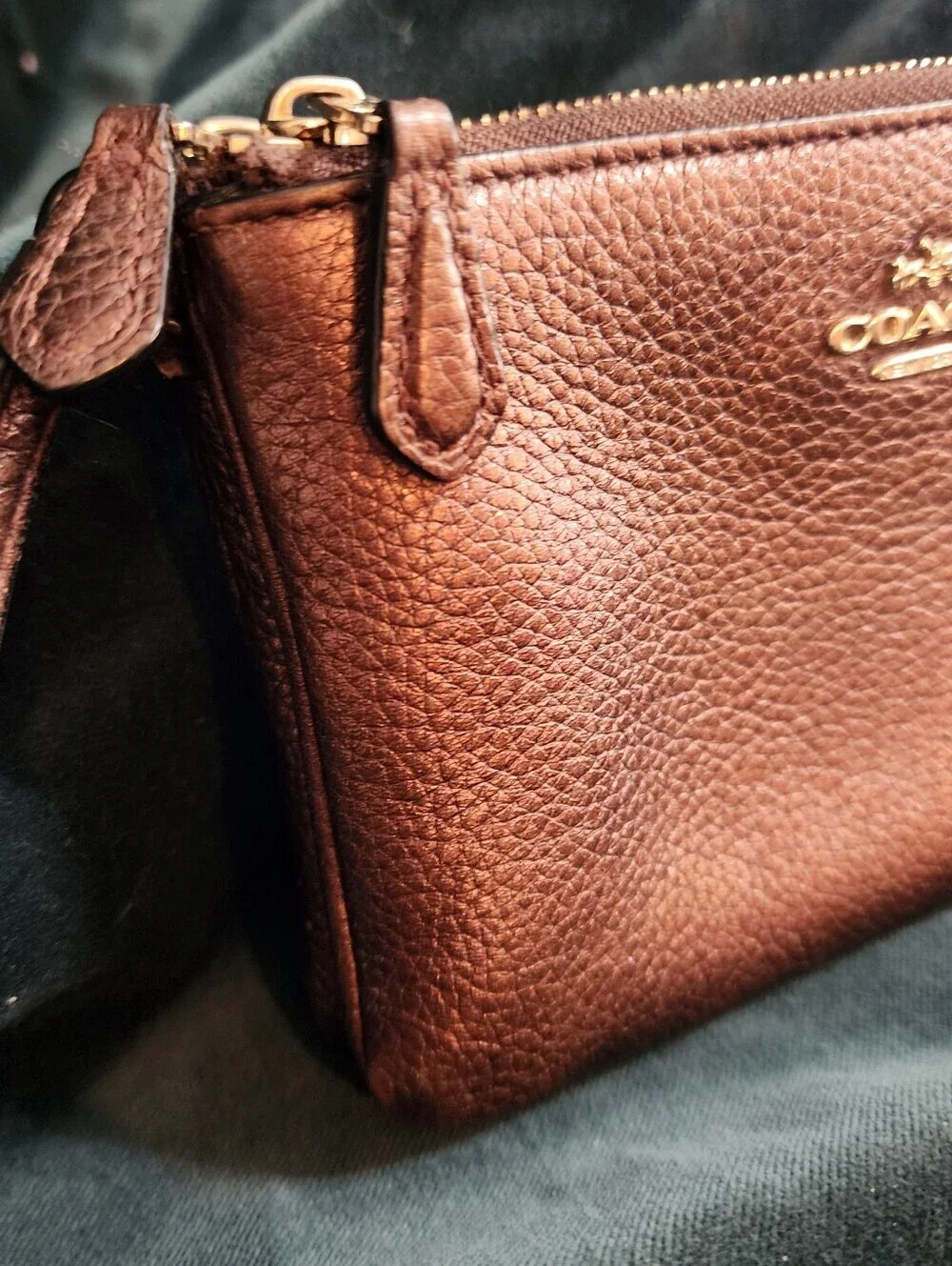 COACH Pebbled Leather Double Corner Zip Bag Bronze/Brown WristletThis is a lit